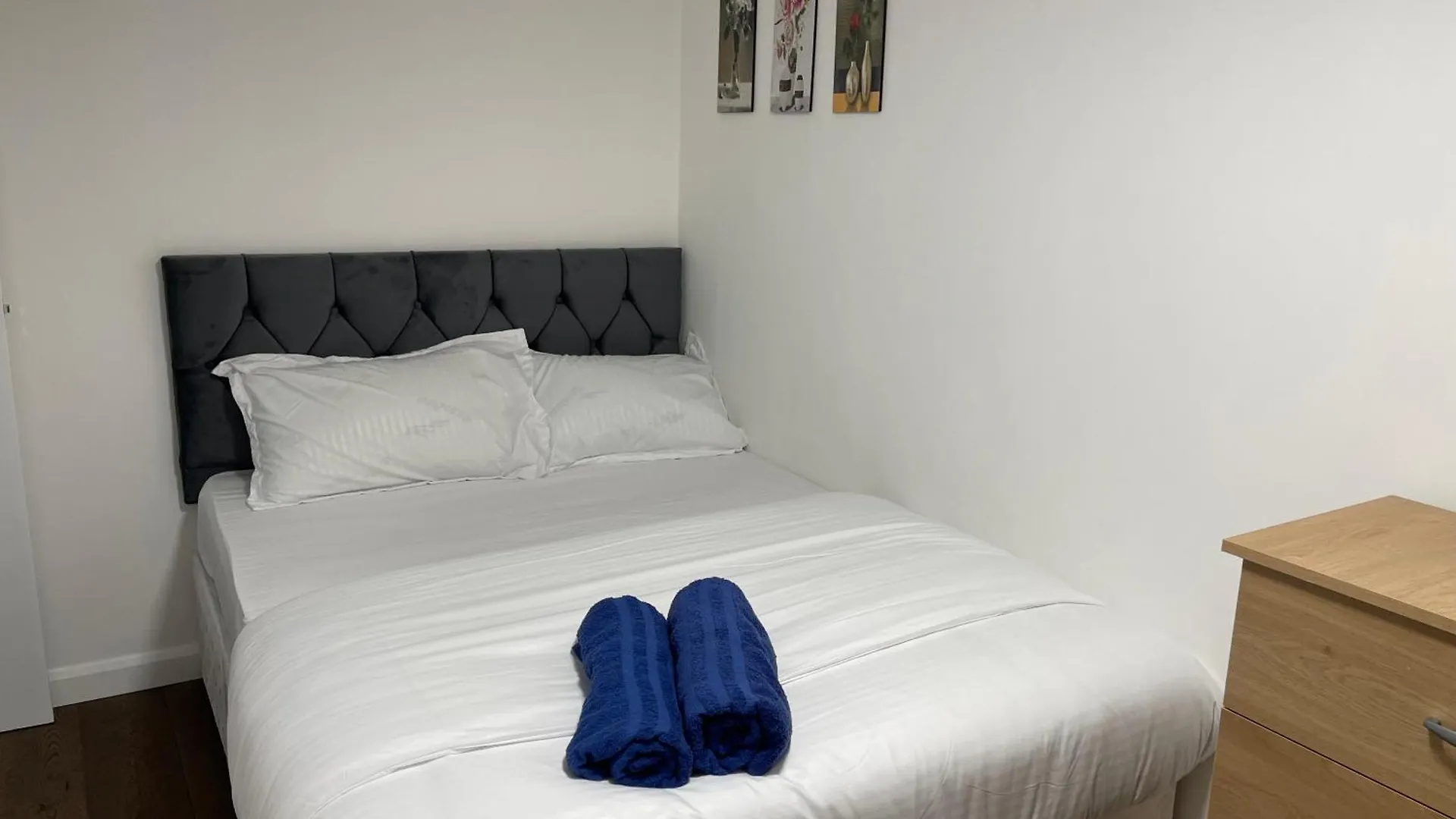 Stratford-2Bedroom-Close To Local Transport- Wifi London 0*,  United Kingdom